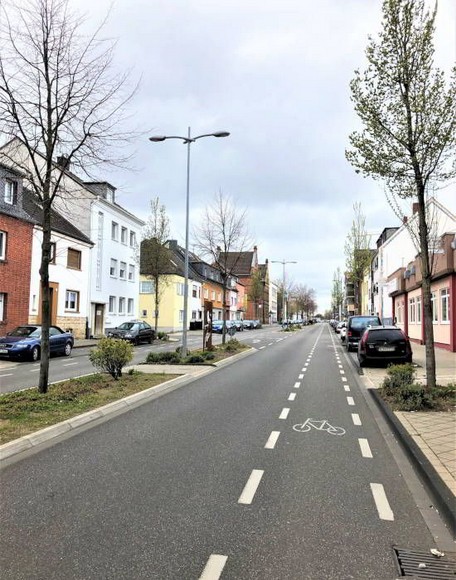 Doppelt clever: In der Straßenmitte gelegene Pflanzstreifen bieten Gehölzen mehr Wurzelraum und den Verkehrsteilnehmern mehr Sicherheit. Foto: GMH/Fachverband geprüfter Baumpfleger