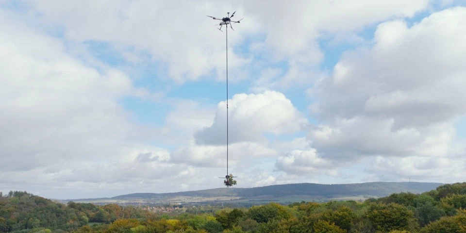 Die Drohne der TU Braunschweig transportiert eine Blattprobe. 