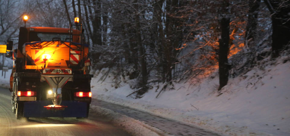 Ein Fahrzeug des Winterdienstes mit einer Streusalz einrichtung