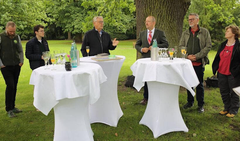 Mehrere Personen folgen den Erklärungen von Dirk Dujesiefken