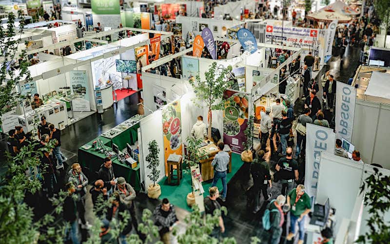 Bliock von oben auf die Messestände