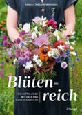 Ein Frau hält einen bunten Blumenstrauß in ihrer Hand
