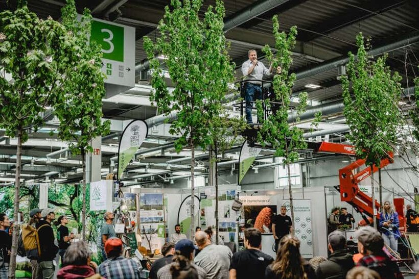 Die begleitende Baumpflege-Messe bot in diesem Jahr mit der Halle 3 einen eigenen Bereich für Forschung und Bildung. Hier gab es auch eine Fläche für praktische Demonstrationen, zum Beispiel zur Obstgehölzpflege. Foto: Deutsche Baumpflegetage  