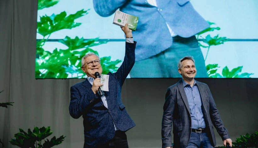 Die Baumpflegetage-Geschäftsführer Dirk Dujesiefken (links) und Thomas Amtage feierten mit den Besucher:innen der Fachtagung das 30-jährige Jubiläum des Jahrbuches der Baumpflege. Foto: Deutsche Baumpflegetage 