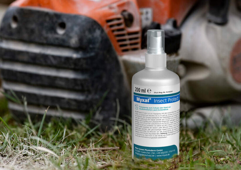 „Myxal Insect Protect schützt wirksam vor Insekten und ist zugleich hautverträglich und greift keine Kunststoffe an.“ Eine Produktabbildung vor einer Motorsäge