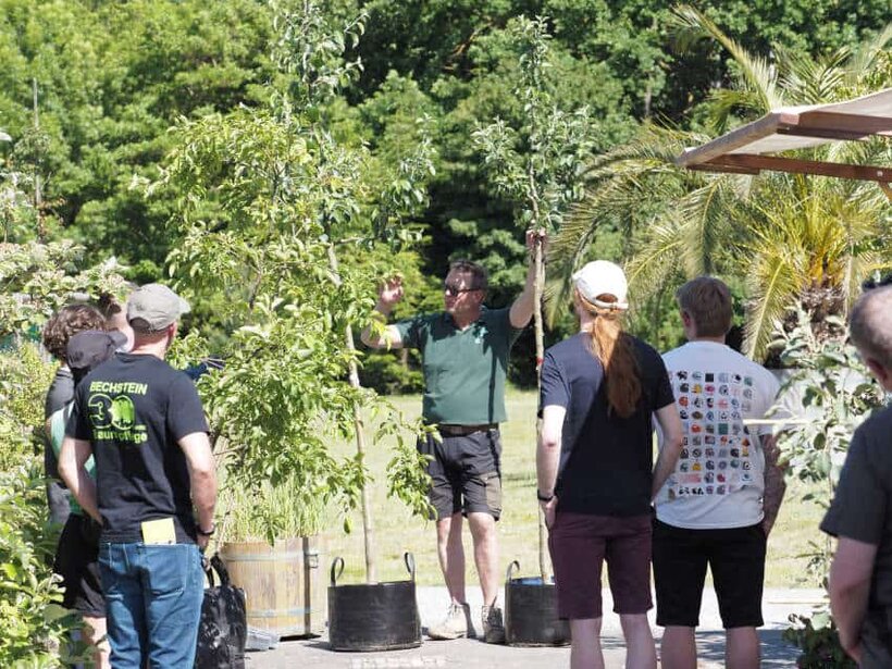 Auf dem Gelände der Lehr- und Versuchsanstalt für Gartenbau und Arboristik in Großbeeren bildeten sich die Baumfachleute in Workshops fort. Sören Hobohm von der Baumschule Nauen erläuterte in seinem Workshop die Vorteile von Obstgehölzen als Alleenbäume. 
