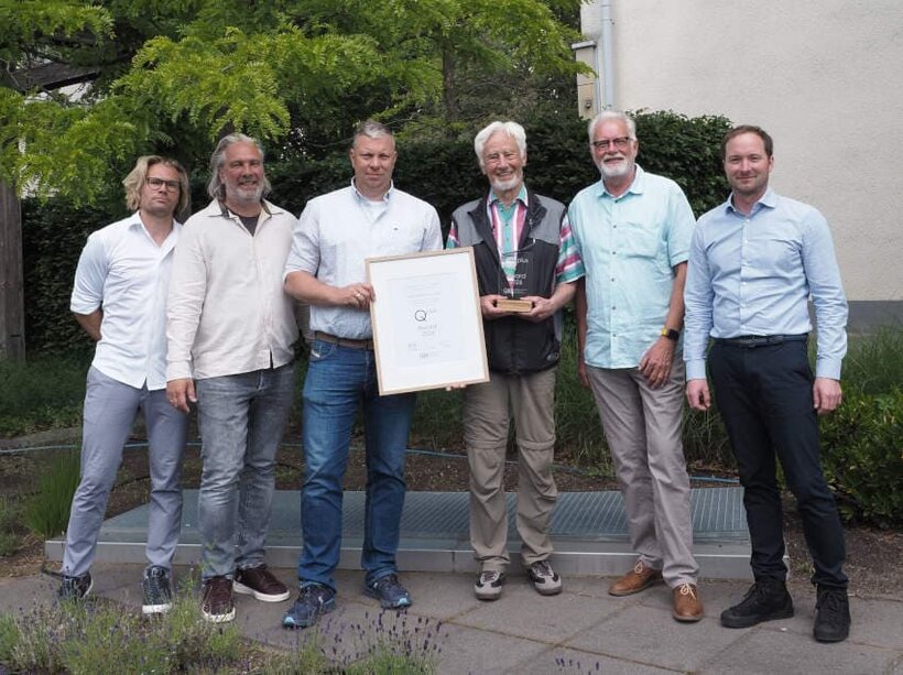 Der Baumsachverständige Dietrich Kusche (3. v. li.) erhielt den Qplus Award der QBB für sein jahrzehntelanges Engagement in der Qualitätsentwicklung der Baumpflege. Den Preis überreichten (v. li. n. re.) Martin Draeger, der QBB-Vorsitzende Christian Draeger, QBBSchatzmeister Simon Klapper, Hans Rhiem, Ehrenmitglied der QBB, und der 2. QBBVorsitzende Martin Hüfner. 