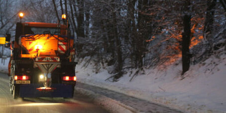 Ein Fahrzeug des Winterdienstes mit einer Streueinrichtung