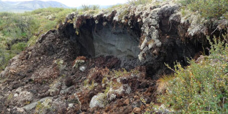 Durch die Klimaerwärmung taut der arktische Permafrost bis in tiefere Schichten hinein auf. 