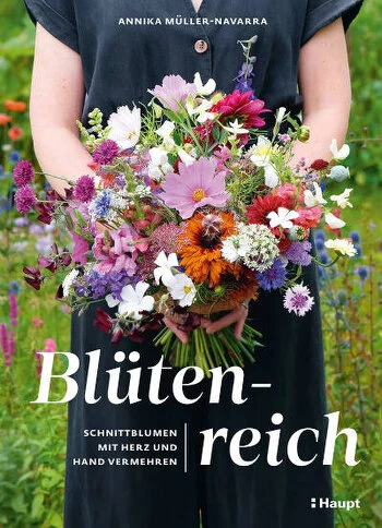 Ein Frau hält einen bunten Blumenstrauß in ihrer Hand