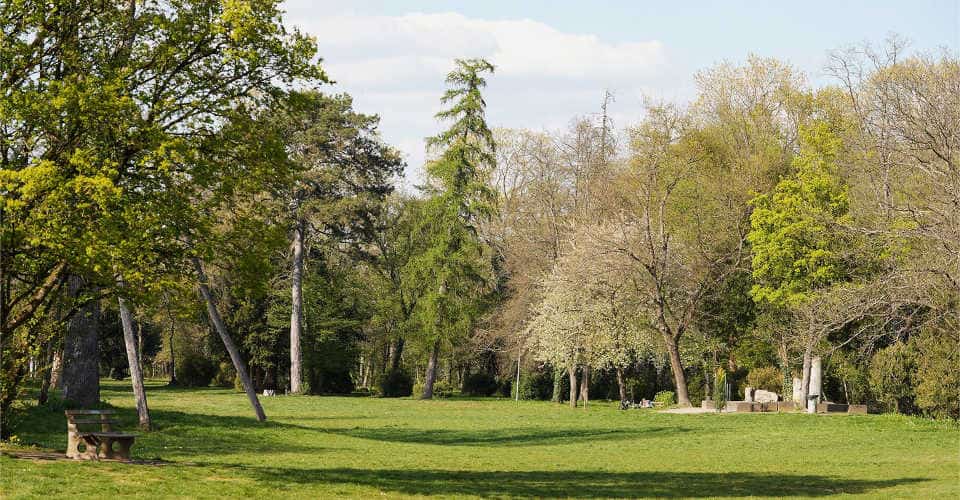 Der Karlsruher Fasanengarten ist ein Ort mit intakter Flora und Fauna und vielfältigem Baumbestand, in dem sich Menschen gerne aufhalten. Park der Stadt Karlsruhe