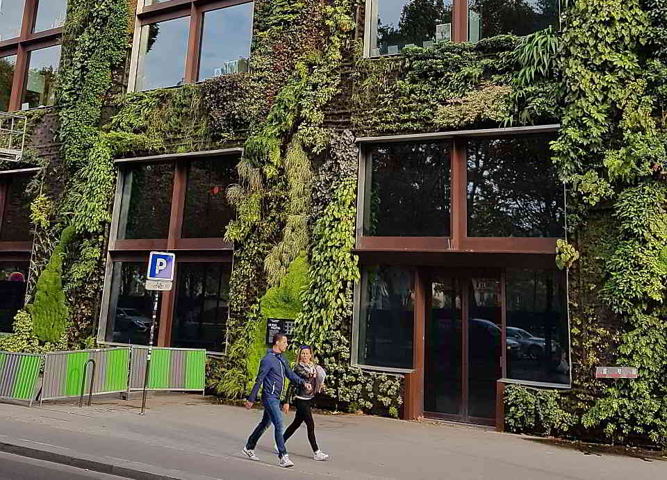 Grün in der Stadt fällt positiv auf und macht von sich reden: Museum Branly in Paris. Foto: BGL  