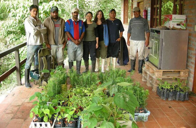 Das Team unter der Leitung von Daisy Cárate Tandalla (Mitte) bei der Arbeit mit Baumsetzlingen für ein Verpflanzungsexperiment im Schutzgebiet San Francisco, Ecuador. Das Team Gruppenbild