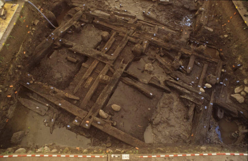 Unterkonstruktion (Schwellenkranz) eines römerzeitlichen Holzgebäudes 