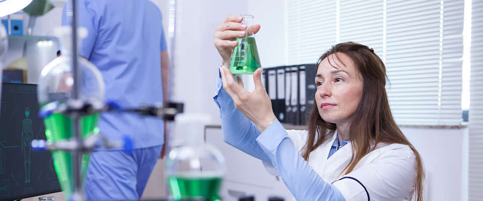 Wissenschaftlerin bei der Arbeit im Labor