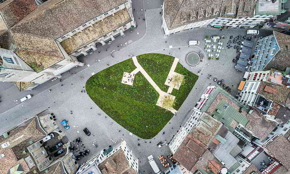 Der Münsterhof in Zürich ist eine klassische Hitzeinsel. Eine Begrünung wie hier im Rahmen eines Kunstprojekts im Sommer 2019 könnte Abhilfe schaffen. Bild: Peter Baracchi