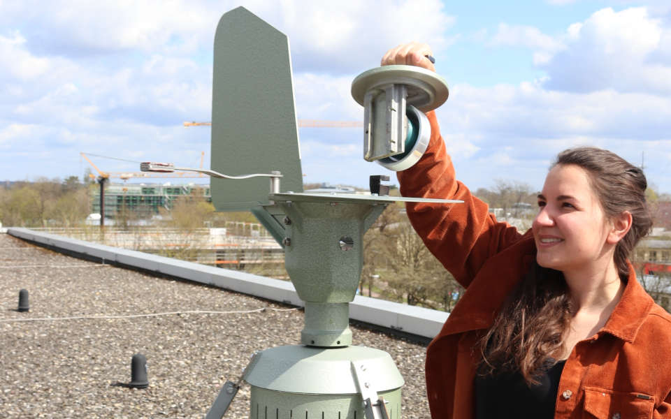 Bereits jetzt nutzen die Forschenden auf dem Dach der Wirtschaftswissenschaftlichen Fakultät Ingolstadt der KU eine Pollenfalle, um kontinuierlich den Pollenflug im städtischen Gebiet zu erforschen. Im Projekt werden weitere Messstellen entstehen.