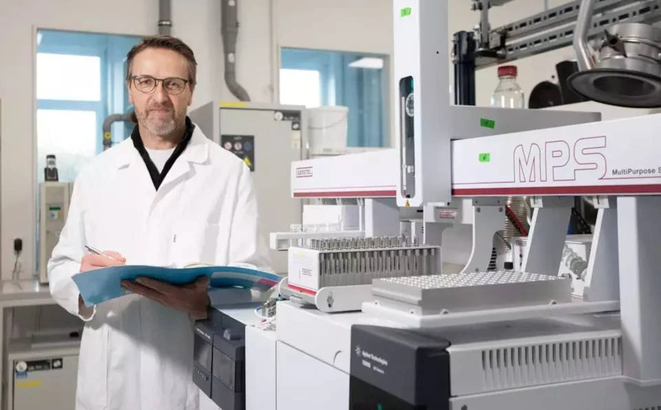 Prof. Dr. Martin Zimmer will dazu beitragen, dass Mangroven auch künftig wichtige Ökosystemleistungen erbringen. Ein Wissenschaftler steht in einem Labor und macht Notizen in einer Mappe.