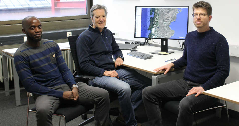 Team Prof. Higgins Das Bayreuther Autorenteam der neuen Studie: Edward Muhoko M.Sc., Prof. Dr. Steven Higgins und Dr. Timo Conradi (v.l.). Foto: Christian Wißler